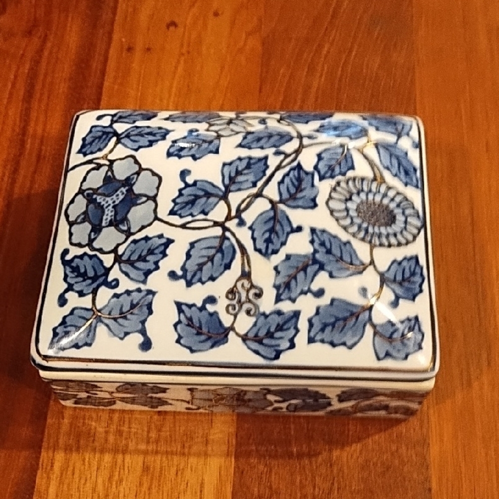 Chinoserie Floral Asian Porcelain Trinket Box 5" X4"